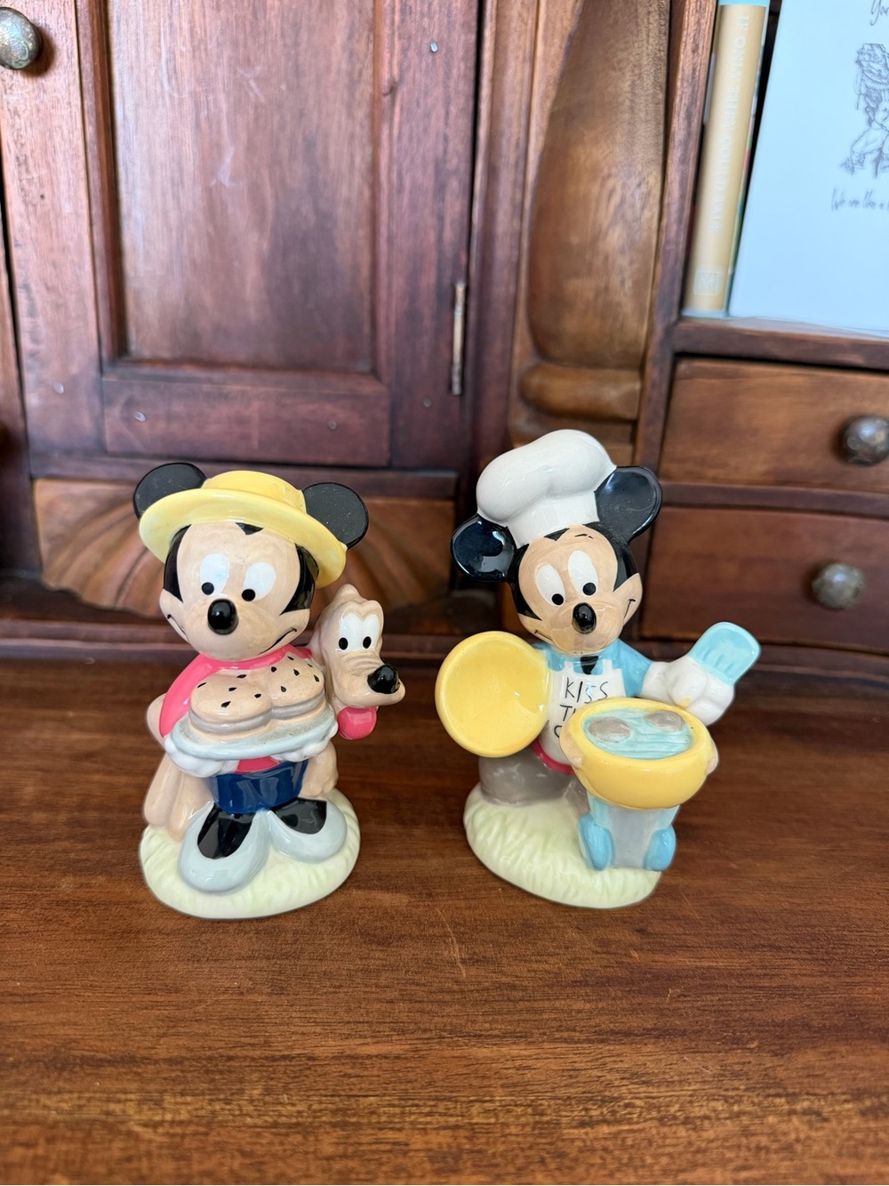 Disney Mickey Minnie Pluto Ceramic Salt Pepper Shakers Chef Picnic Set
